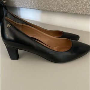 Vionic black heels